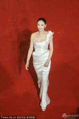 组图：乔振宇李小冉踏上红毯 分获男女人气奖