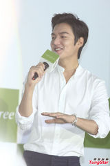 组图：长腿男神李敏镐旋风访台 吐舌卖萌玩不停