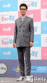 组图：《花样青春》老中青花美男踏上别样旅途