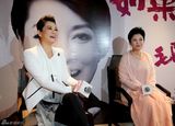 组图：毛阿敏揽董文华亲密合影 嘟嘴吻小粉丝