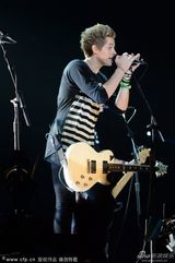 组图：看脸就醉了 小鲜肉五秒盛夏乐队献唱