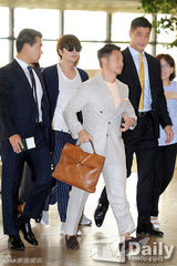 组图：张根硕亮相机场 黑超遮面露浅笑