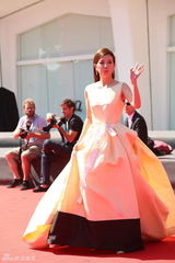 组图：《亲爱的》红毯 赵薇长裙飘逸郝蕾穿黑裙