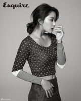 组图：韩星韩可露黑白写真诱惑表情秀事业线