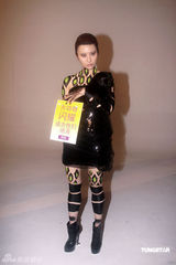 幻灯图：尚雯婕母豹造型亮相 为慈善延续雷人风