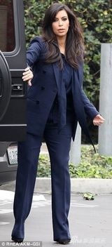 组图：金-卡戴珊硬朗套装遮孕肚 踩高跟鞋血拼