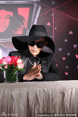 高清图：GD格格巫造型台北造势 笑称拄拐帅