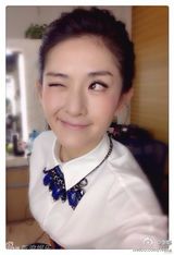 组图：谢娜学生装五连拍 挤眉弄眼表情丰富