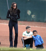 组图：贝克汉姆夫妇带儿子踢足球 场面温馨