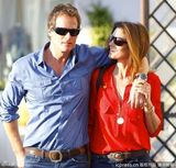 组图：辛迪克劳馥与老公逛街过情人节甜蜜恩爱