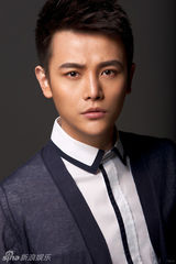 组图：孙坚炫酷写真演绎忧郁贵族小生