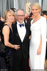 高清组图：奥斯卡红毯斯皮尔伯格夫妇与帕特洛合影