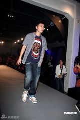 幻灯图：陈冠希蔡依林时隔三年再同台 走秀不碰面