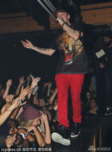 组图:昔日童星亚伦-卡特卖唱 负债累累亮嗓赚钱