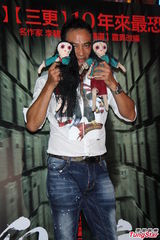 组图：任达华率众鬼逛大街 自曝拍《鬼夜》撞鬼