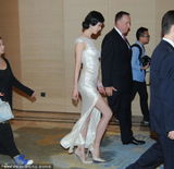 组图：林志玲性感打扮与老外热聊 登台紧张护臀