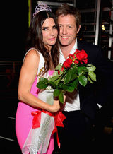 组图：布洛克获封十年最辣 三任绯闻男友颁奖