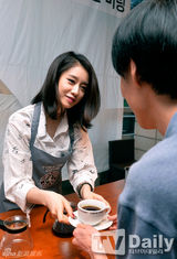 组图：T-ara智妍腼腆羞涩 亲手煮咖啡回馈歌迷