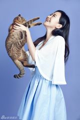 组图：司珂华携喵星人出镜 温情演绎爱宠情缘