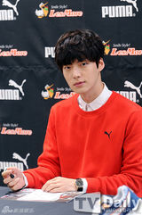 组图：韩星安宰贤出席签名会 演绎休闲时尚