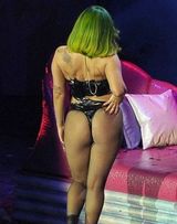 组图：Lady Gaga丁字裤秀肥臀 与黑人猛男拥抱嬉戏