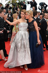 组图：俄女星博雅抹胸裙亮相 红毯玩自拍