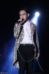 组图：林宥嘉台北个唱穿女装散发MAN味　