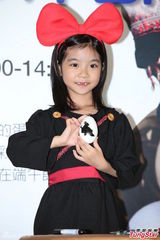 组图：乔乔cospaly化身小魔女 萌样超卡哇伊