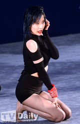 组图：SISTAR等性感热舞 变红魔拉拉队为韩助威