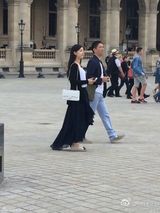 组图：刘强东带奶茶妹妹逛巴黎 购物之后再游玩