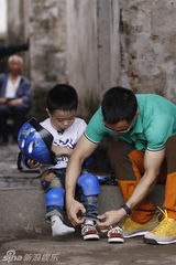 组图：爸爸2任务坑爹 熊爸水中包粽囧态百出