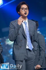 组图：f(x)爵士装热情献唱 夺冠激动互拥