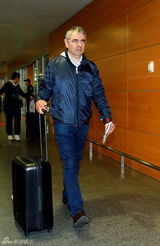 组图：憨豆先生罗温-艾金森抵达上海表情搞怪