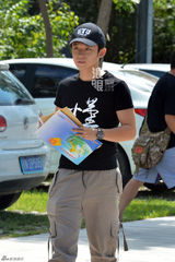 组图：少年影帝董子健开学 休闲装萌笑报到中戏