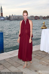 组图：44岁乌玛瑟曼贵气现身 透视红裙蛮腰隐现