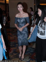 组图：柳岩穿露肩贴身裙前凸后翘 遭男子偷瞄