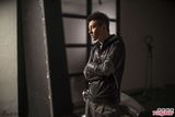 组图：陈冠希创作特别版皮衣 骑摩托展个性