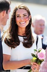 组图：凯特王妃白裙出席活动 长发飘逸甜美端庄