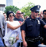 组图：Lady Gaga白袍装现身街头 “调戏”警察