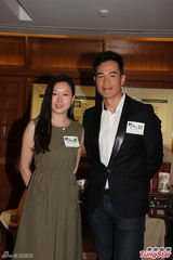 组图：陈豪爱妻患病四处求医 夫妻俩想再生女儿