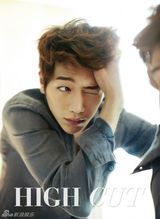 组图：演员徐康俊拍写真 滑板帅气露背性感