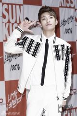 组图：韩团100%回归 变身明朗少年引期待