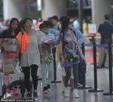 组图：李小璐携女儿现身机场 小馨儿萌态十足