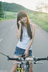 组图：“单车少女”逢泽莉娜笑容甜美不落凡尘