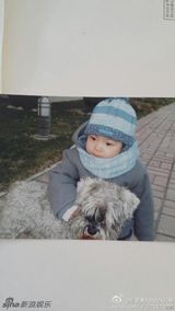 组图：威廉弟弟婴儿照曝光 从小稳重爱动物