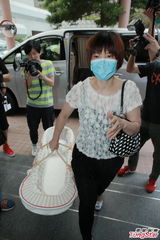 杨幂出院气色佳 刘恺威与爸妈提婴儿篮护驾(图)