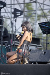 组图：吉克隽逸首次献唱音乐节 流苏装皮肤黝黑