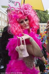 组图：胡子变装皇后助阵同性恋游行 妩媚开唱