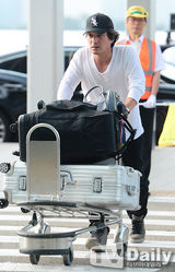 组图：韩星赵宰贤不惧公款吃牛肉传闻出国