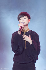 组图：李宇春献唱慈善晚会 周迅大婚送祝福